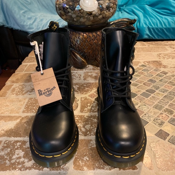 Dr. Martens Shoes - Dr. Martens NWOBOX size 7L
